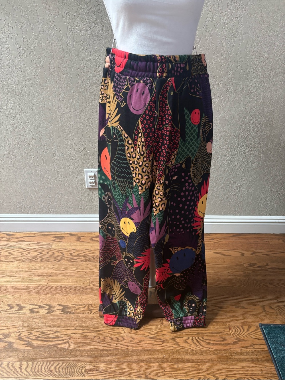 Farm Rio Smiley Collab Sweatpants - Picture 2 of 4